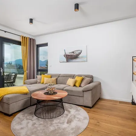 View With Balcony And Private Parking شقة