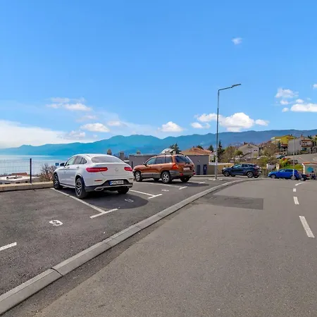 View With Balcony And Private Parking شقة