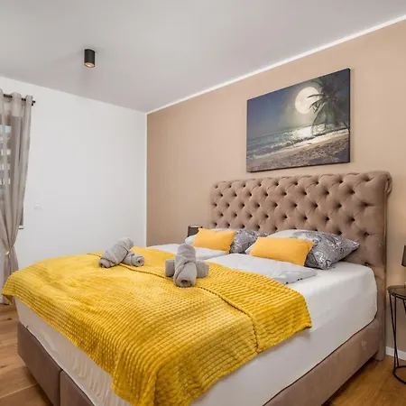 شقة View With Balcony And Private Parking