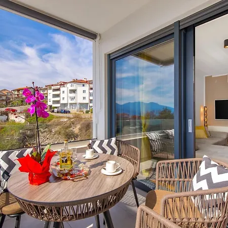 View With Balcony And Private Parking غييكا
