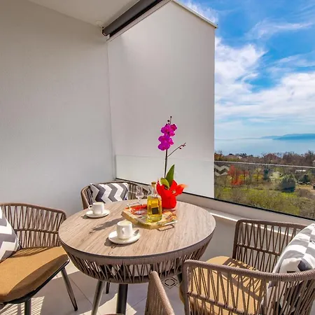 View With Balcony And Private Parking شقة