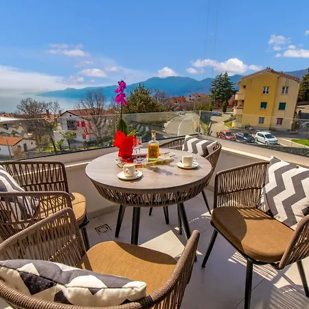 Apartment View With Balcony And Private Parking *