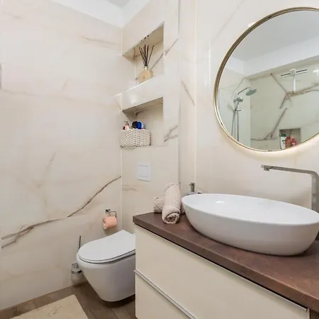شقة View With Balcony And Private Parking